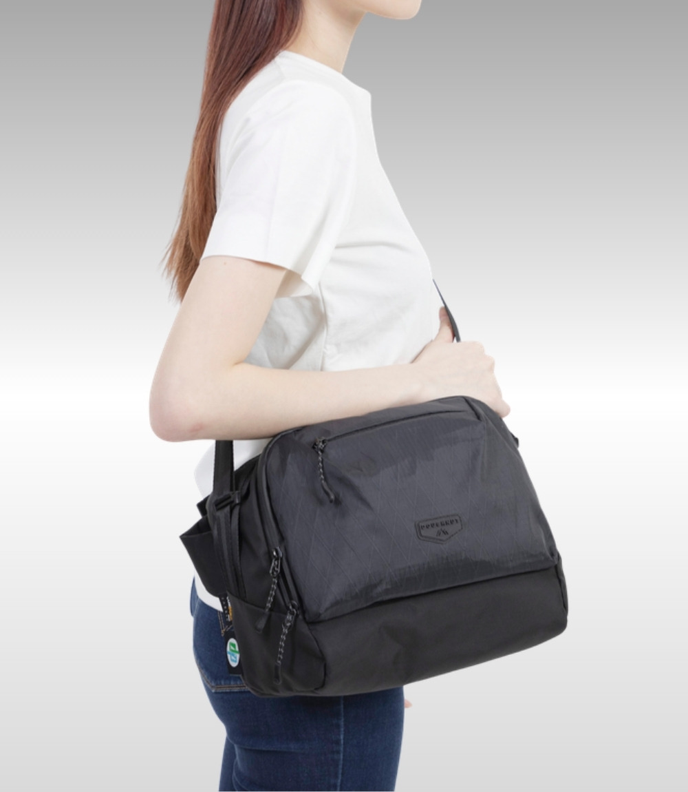 Frau mit schwarzer Doughnut Rambo Messenger Bag