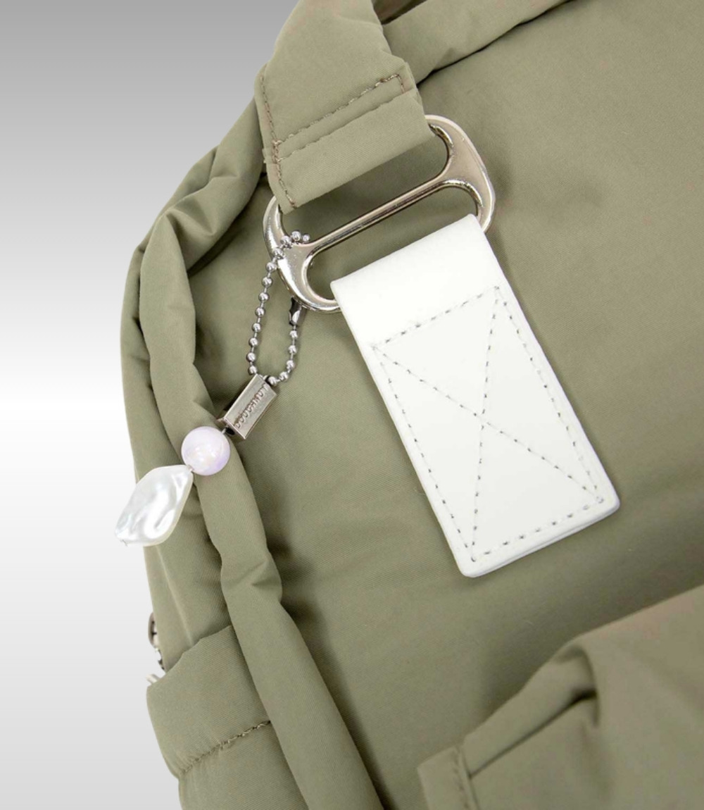 Detail eines Doughnut Rucksacks in Oliv mit Anhänger