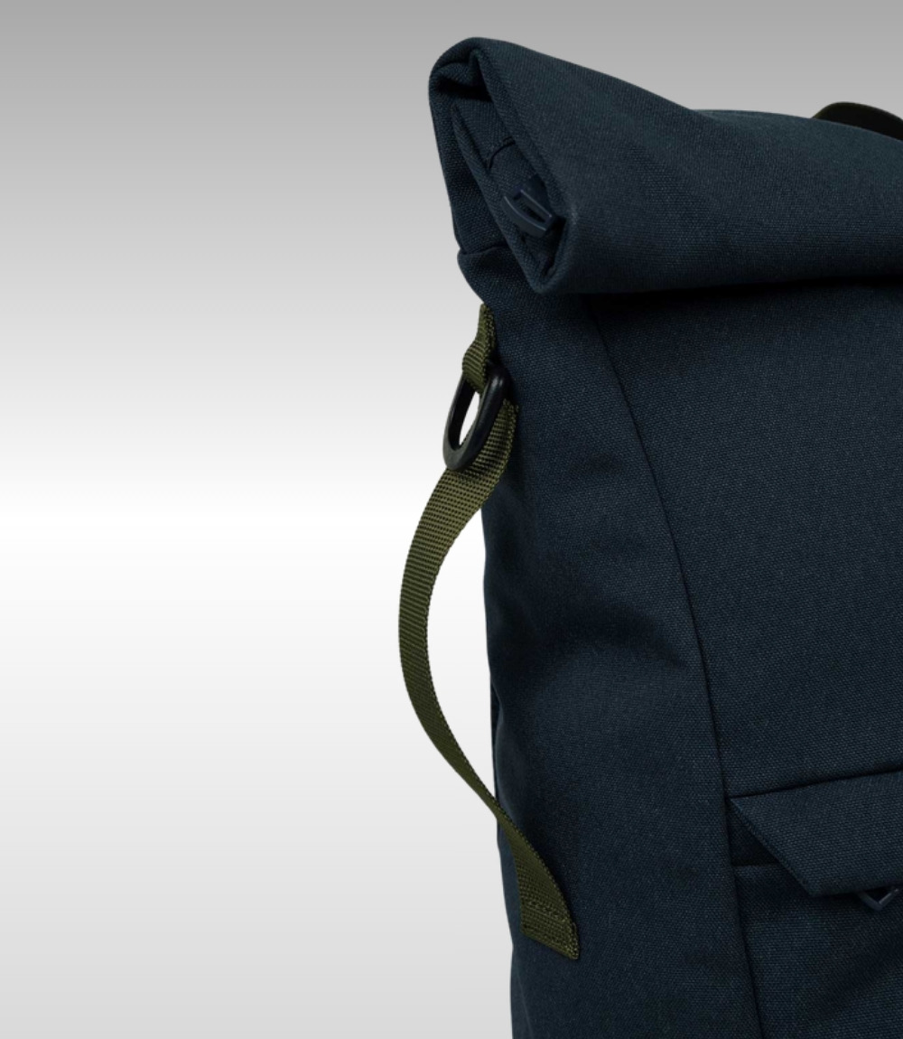 Detail des Doughnut Jetpack Rolltop-Rucksacks in Dunkelblau