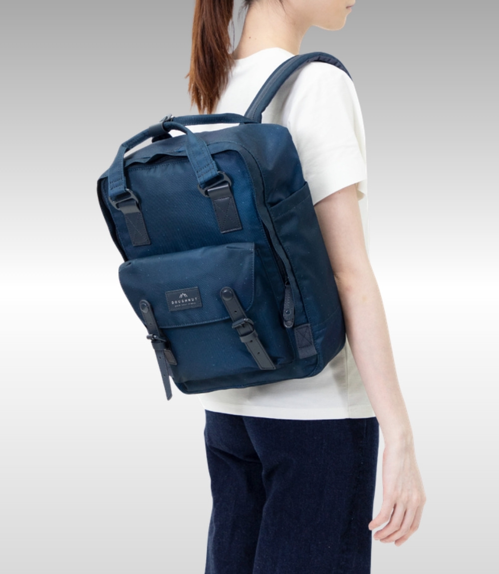 Frau mit dunkelblauem Doughnut Macaroon Rucksack der Sky Series