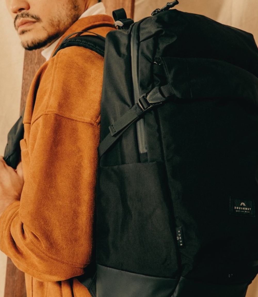 Mann mit schwarzem Doughnut Astir Rucksack